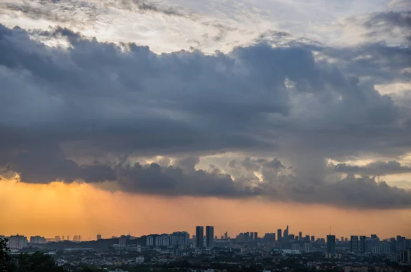 Vista do pôr do sol de kuala lumpur cidade de bukit ampang, kuala lumpur, Malásia . — Fotografia de Stock