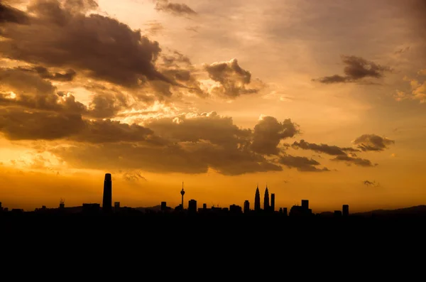 Bukit ampang'dan Kuala Lumpur şehrinin gün batımı manzarası, Kuala Lumpur, Malezya. — Stok fotoğraf