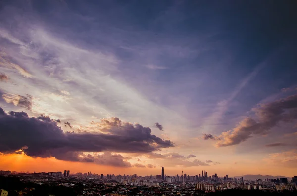 Vista do pôr do sol de kuala lumpur cidade de bukit ampang, kuala lumpur, Malásia . — Fotografia de Stock