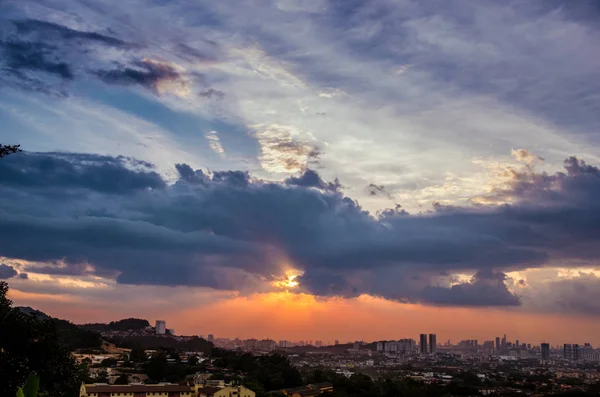 Bukit ampang'dan Kuala Lumpur şehrinin gün batımı manzarası, Kuala Lumpur, Malezya. — Stok fotoğraf