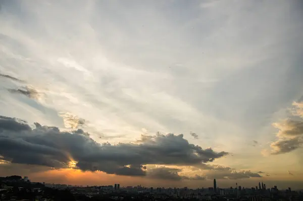 Vista do pôr do sol de kuala lumpur cidade de bukit ampang, kuala lumpur, Malásia . — Fotografia de Stock