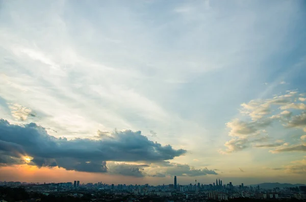 Naplemente kilátás Kuala Lumpur város Bukit Ampang, Kuala Lumpur, Malajzia. — Stock Fotó