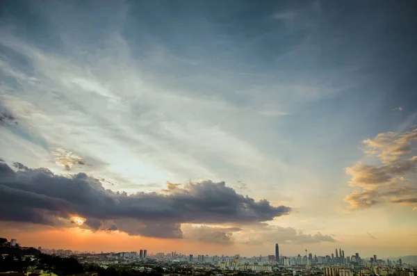 Coucher de soleil sur la ville de Kuala Lumpur depuis bukit ampang, Kuala Lumpur, Malaisie . — Photo