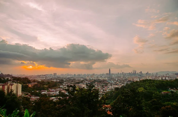 Sunset View i Kuala Lumpur City från Bukit Ampang, Kuala Lumpur, Malaysia. — Stockfoto