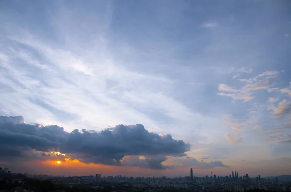 Pohled na západ slunce Kuala Lumpur z Bukit Ampang, Kuala Lumpur, Malajsie. — Stock fotografie