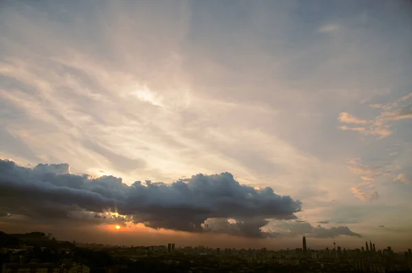 Sunset View i Kuala Lumpur City från Bukit Ampang, Kuala Lumpur, Malaysia. — Stockfoto