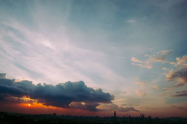 Vista do pôr do sol de kuala lumpur cidade de bukit ampang, kuala lumpur, Malásia . — Fotografia de Stock