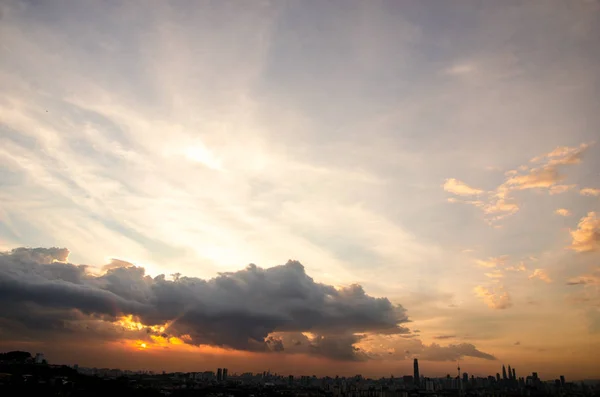 Naplemente kilátás Kuala Lumpur város Bukit Ampang, Kuala Lumpur, Malajzia. — Stock Fotó