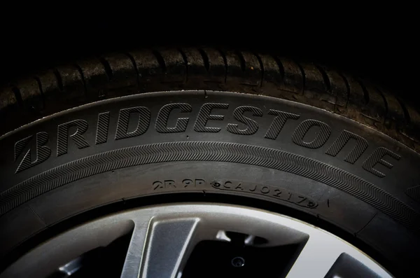 KUALA LUMPUR, MALAYSIA - NOVEMBRO, Jan, 2019: Pneu Bridgestone instalado em preto — Fotografia de Stock