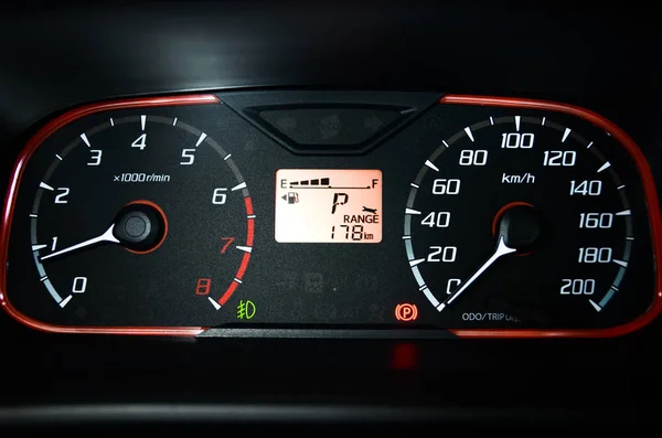 Detail with the gauges on the dashboard of a modern car. — Stock Photo, Image