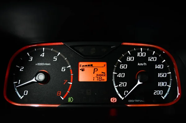 Modern bir otomobilin gösterge panelindeki göstergelerle detay. — Stok fotoğraf