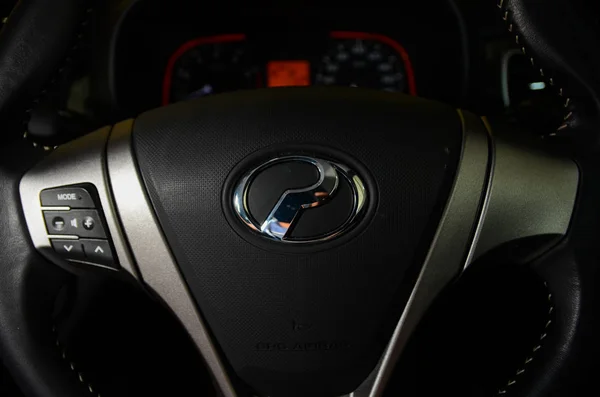 Close-upweergave van Perodua-embleem bij het sturen in de auto. — Stockfoto