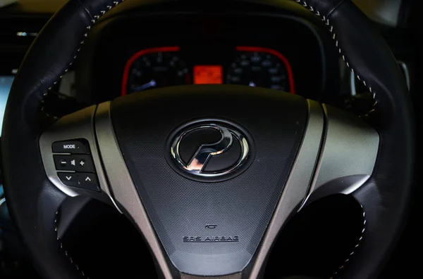 Vista de primer plano del emblema de PERODUA en la dirección del coche interior . — Foto de Stock