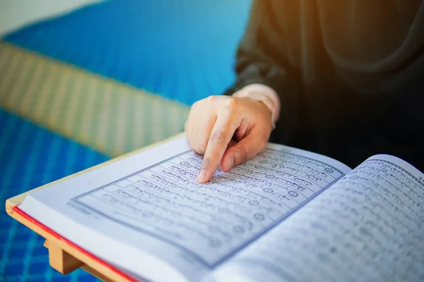 Close up view of muslim woman reading the holy Al Quran inside a mosque — Stock Photo, Image