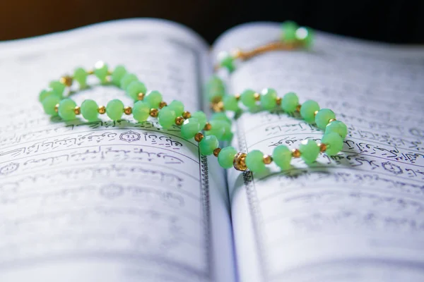 Vista cercana del Sagrado Corán y las cuentas de oración — Foto de Stock