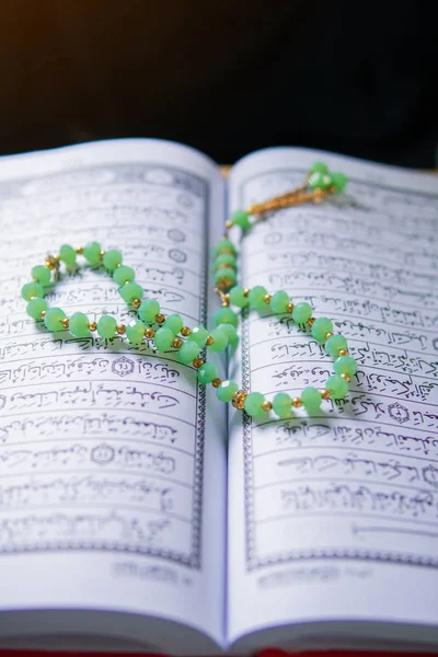 Nära utsikt över den heliga Koranen och bön pärlor — Stockfoto
