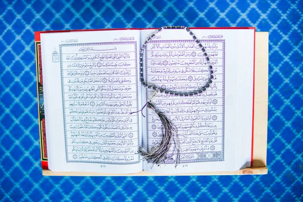 Rehal with open Quran and Muslim prayer beads inside a mosque — Stock Photo, Image