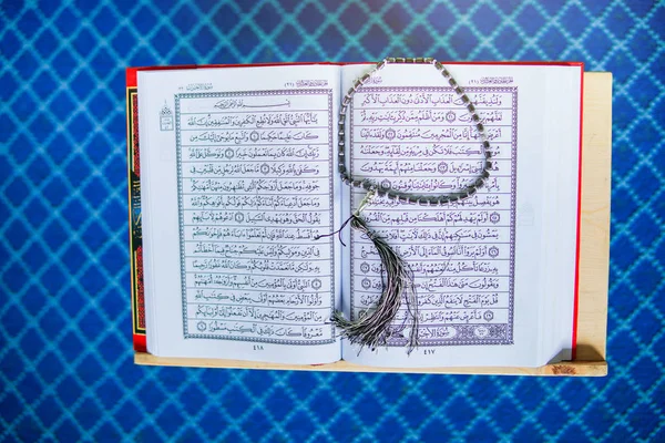 Rehal with open Quran and Muslim prayer beads inside a mosque — Stock Photo, Image