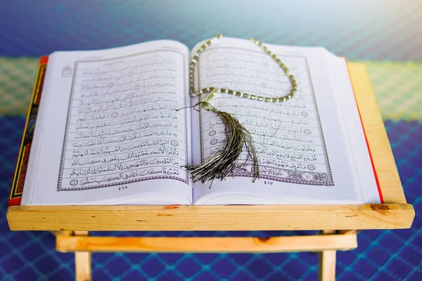 Rehal con aperto Corano e perline di preghiera musulmana all'interno di una moschea — Foto Stock