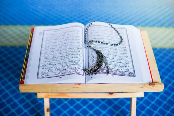 Rehal com o Alcorão aberto e contas de oração muçulmana dentro de uma mesquita — Fotografia de Stock