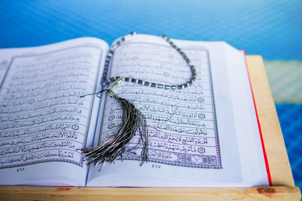 Rehal com o Alcorão aberto e contas de oração muçulmana dentro de uma mesquita — Fotografia de Stock