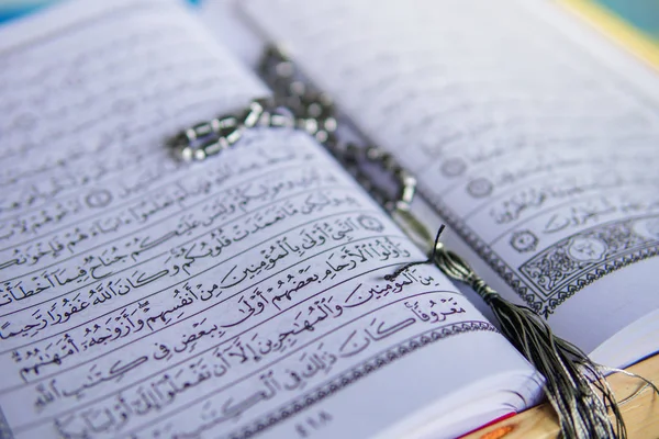 Муар, Малайзія-12 березня 2019-крупним планом вид відкритого Коран і мусульманської молитви бісером в мечеті — стокове фото