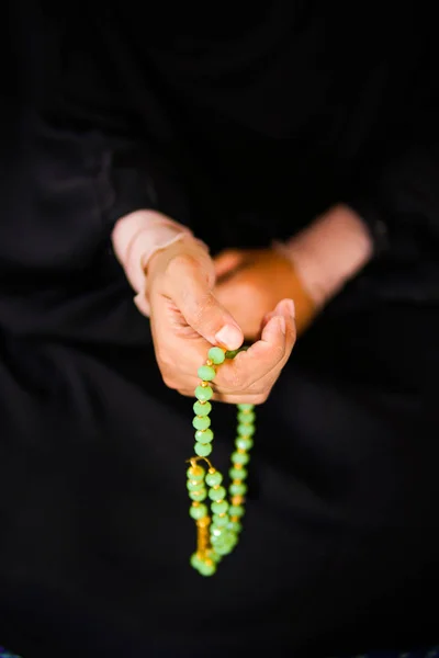 祈りのビーズを持ちながら、アッラーに女性の手ジキルのクローズアップビュー — ストック写真
