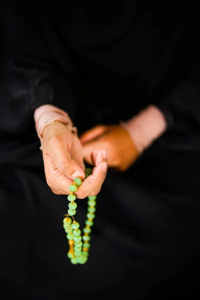 Vista de cerca de las manos de la mujer dzikir a Allah mientras sostiene una perla de oración — Foto de Stock