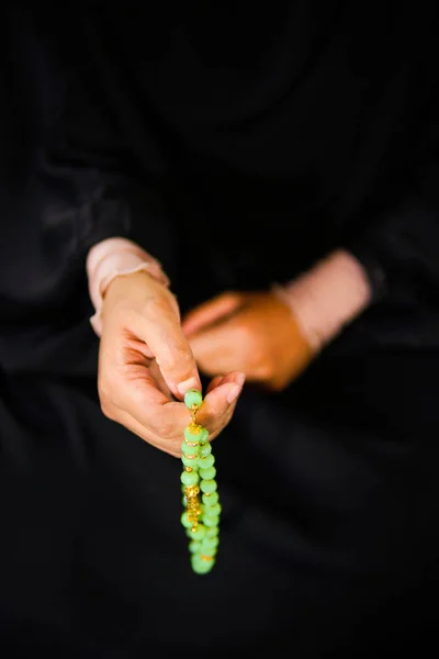 Menutup pandangan perempuan tangan dzikir kepada Allah sambil memegang tasbih — Stok Foto