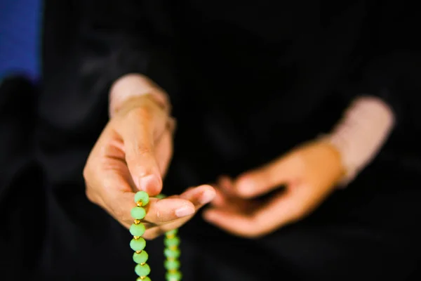 Nahaufnahme einer Frau, die Dzikir zu Allah reicht, während sie ein Gebet hält — Stockfoto