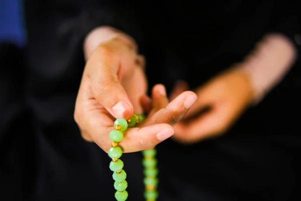 Menutup pandangan perempuan tangan dzikir kepada Allah sambil memegang tasbih — Stok Foto