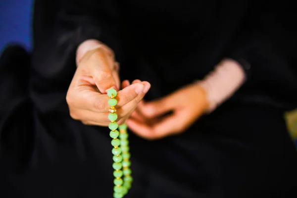 Vista de cerca de las manos de la mujer dzikir a Allah mientras sostiene una perla de oración — Foto de Stock