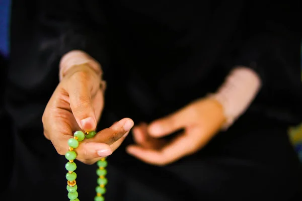 Close-up vista da mulher mãos dzikir a Deus, enquanto segurando um contas de oração — Fotografia de Stock