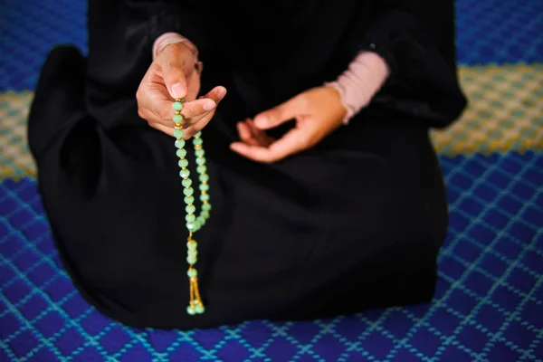 Närbild syn på kvinnan händer dzikir till Allah medan du håller en bön pärlor — Stockfoto