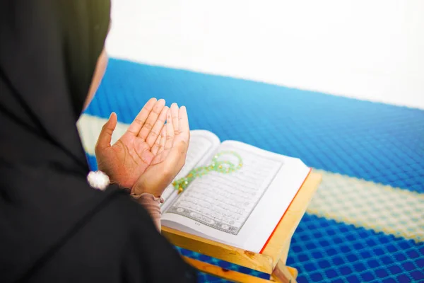Vy över ung muslimsk kvinna som ber till Allah med händerna uppe i en vacker moské — Stockfoto
