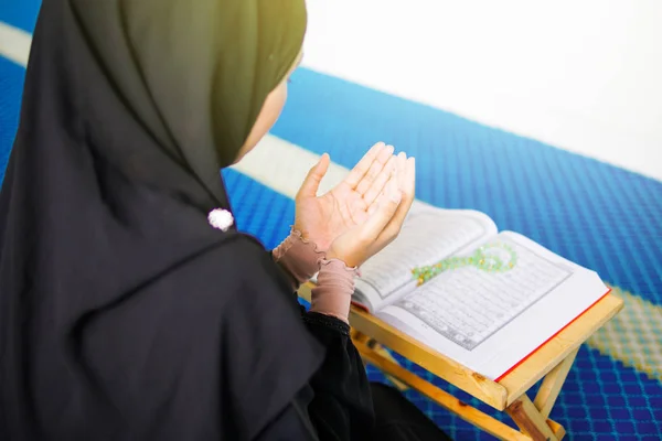 Blick auf junge muslimische Frau, die mit erhobenen Händen in einer schönen Moschee zu Allah betet — Stockfoto