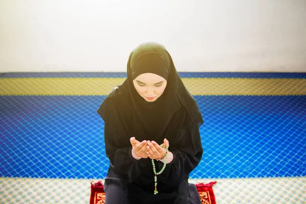 Fiatal muszlim nő imádkozik Allah kezével felemelt imádkozó mat, gazdaság gyöngyök — Stock Fotó