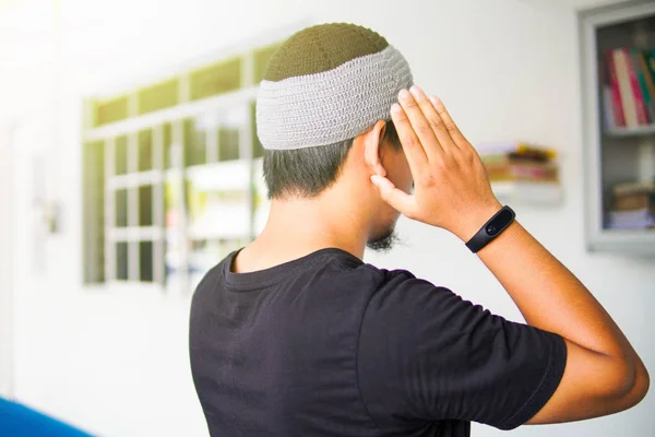 Genç Müslüman bir adam camide Takbir için dua ediyor. — Stok fotoğraf