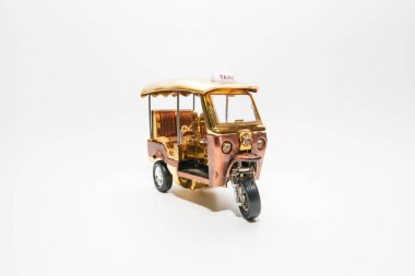 Tuk Tuk - Tayland taksi modeli, izole beyaz arka plan üzerinde mini oyuncak