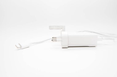 Beyaz arka planda cep telefonu şarj markası Huawei