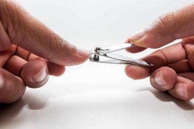 Beyaz arka plan üzerinde izole çelik tırnak makasları 