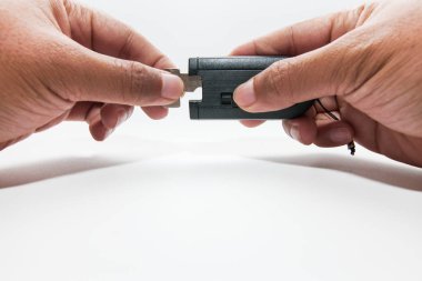 Araba anahtarları (uzaktan), beyaz arka plan üzerinde izole adam