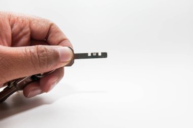 metal bir anahtar tutan bir el