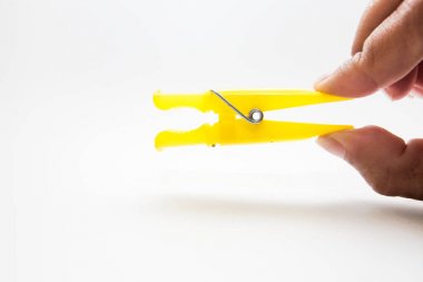 beyaz bir arka plan üzerinde izole bir clothespin tutan el