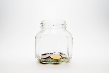 Beyaz arka plan üzerine bir kavanozda sikke. İş finansal ve tasarruf para kavramı.
