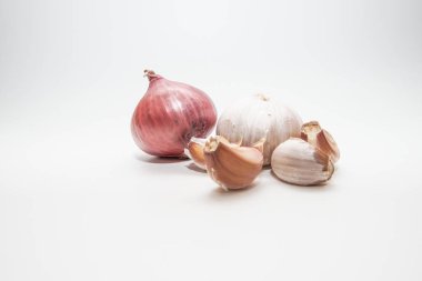Beyaz arka plan üzerinde izole soğan ve sarımsak