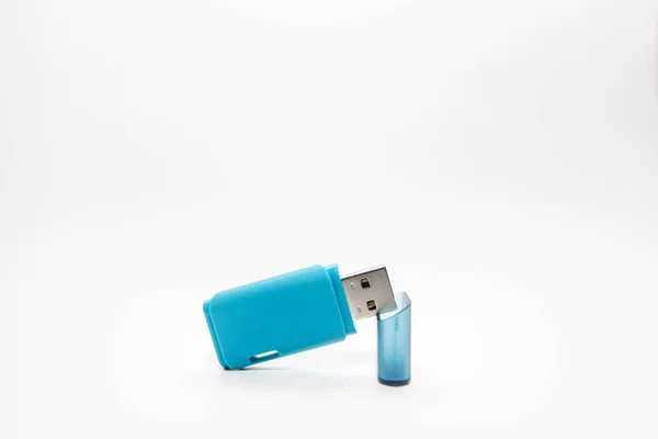 USB-flash-kort isolerad på vit bakgrund — Stockfoto