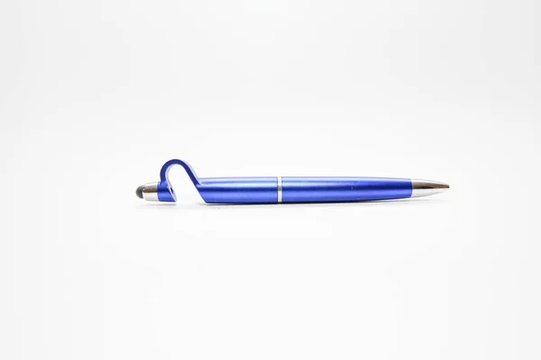 Голубая ручка изолирована на белом фоне — стоковое фото
