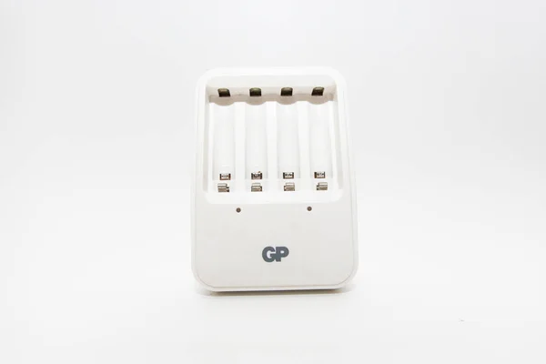 GP merk Quick Charger voor accumulator AA grootte is geïsoleerd op wit. — Stockfoto