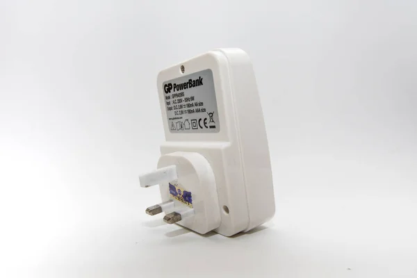 Швидкий зарядний пристрій GP для акумулятора AA розміру ізольовано на білому . — стокове фото